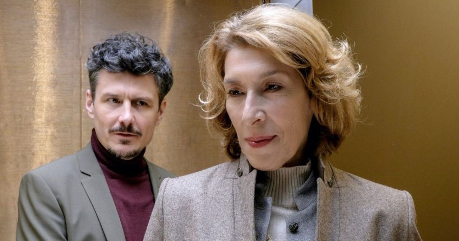 Adele Neuhauser und Manuel Rubey im „Makellos“-Film – Szene aus der ARD-Komödie „Makellos – Eine kurze Welle des Glücks“.