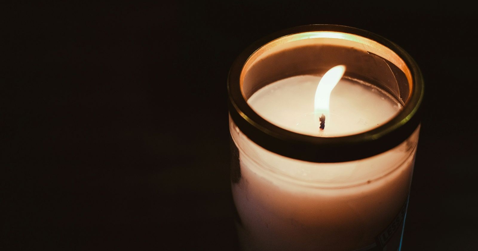 Trauerkerze im Dunkeln als Symbol für den Tod von Alexander Kluge