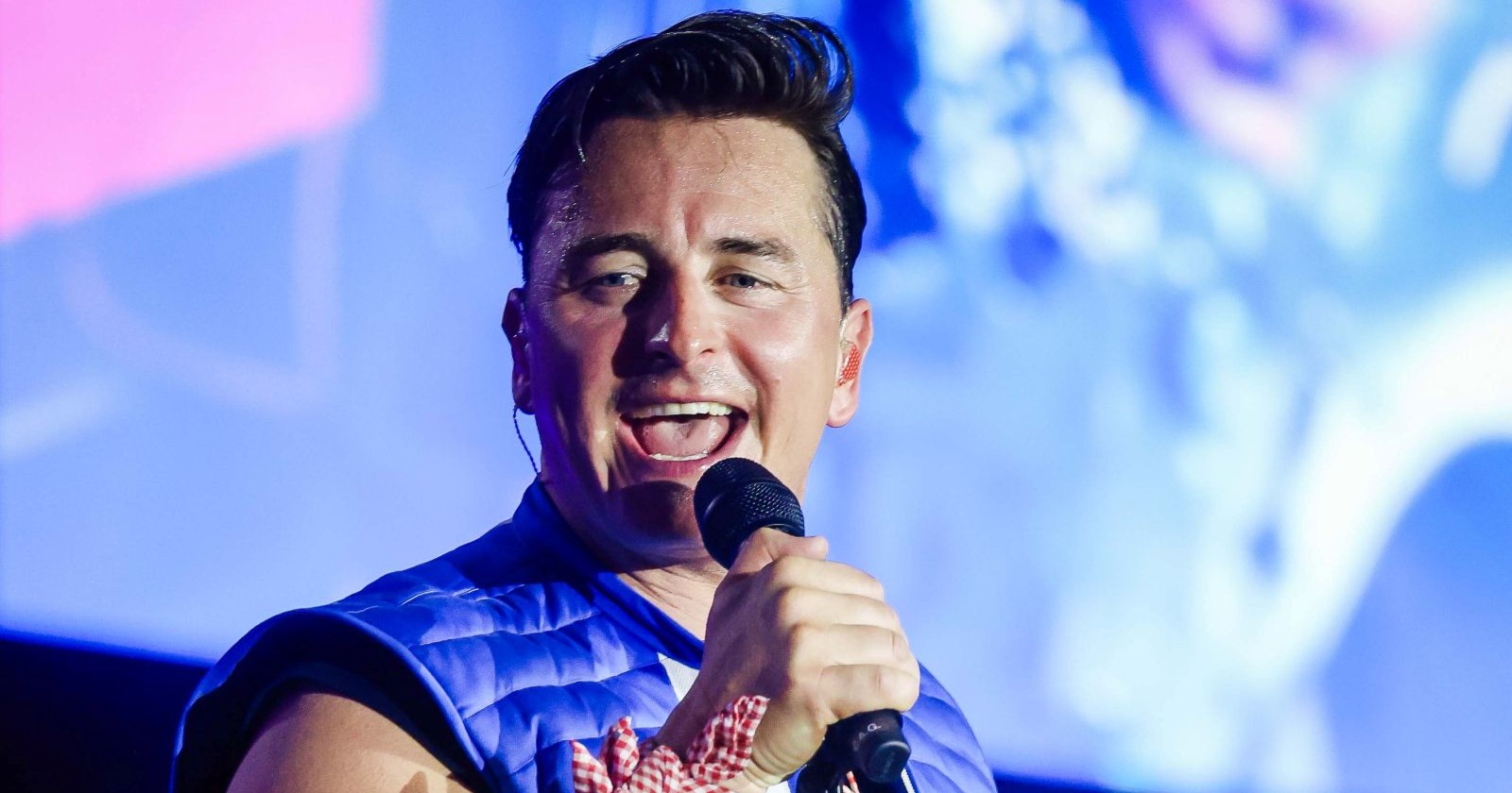 Andreas Gabalier singt live auf der Bühne – Volks-Rock’n’Roller im Gespräch für ESC-Auftritt in Wien