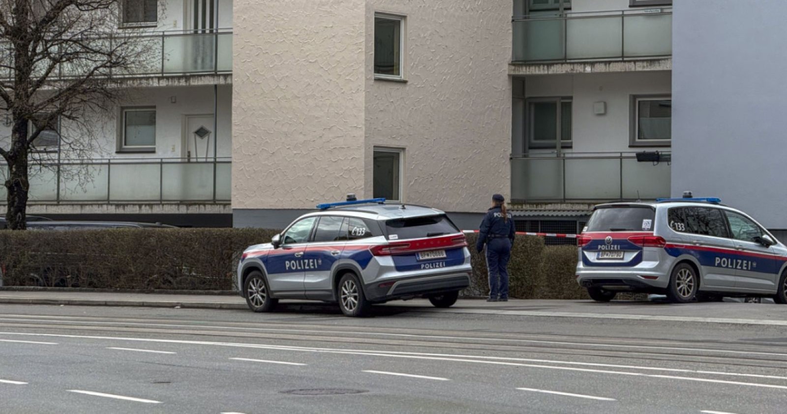 Polizeieinsatzkräfte vor dem Haus in Innsbruck.