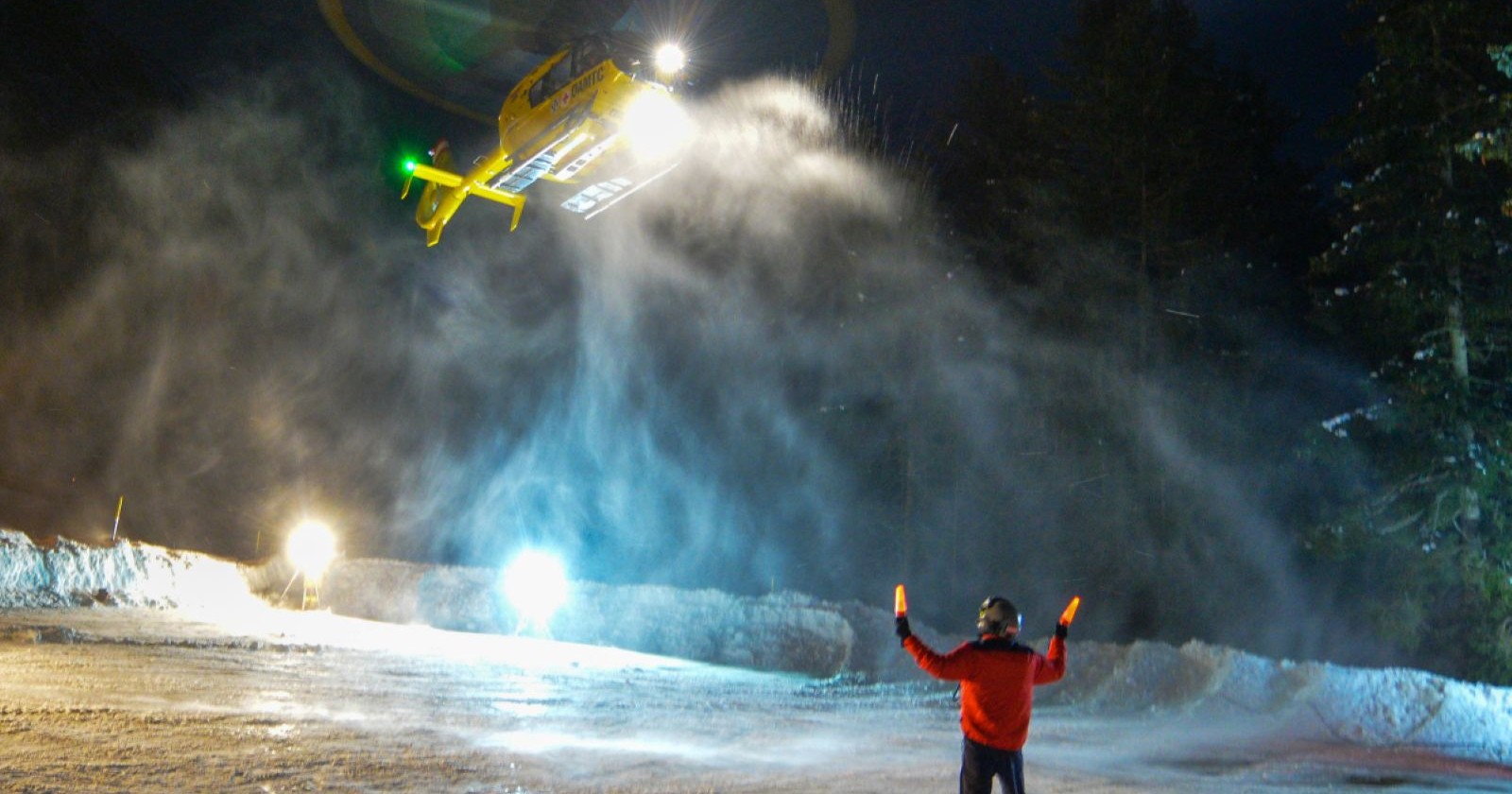 Ein Hubschrauber landet im Skigebiet.