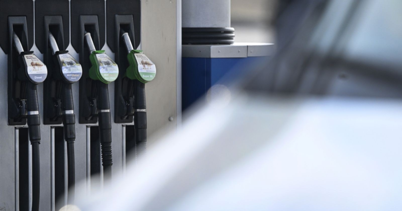 Zapfsäulen an einer Tankstelle in Österreich: AK kritisiert unverhältnismäßige Spritpreis-Steigerungen bei Benzin und Diesel nach dem Iran-Krieg.