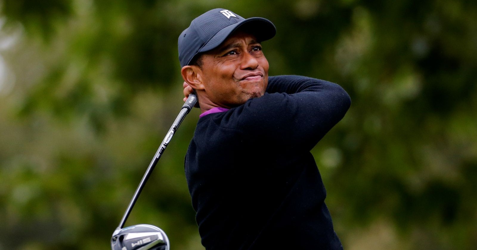 Mann schlägt einen Golfball ab