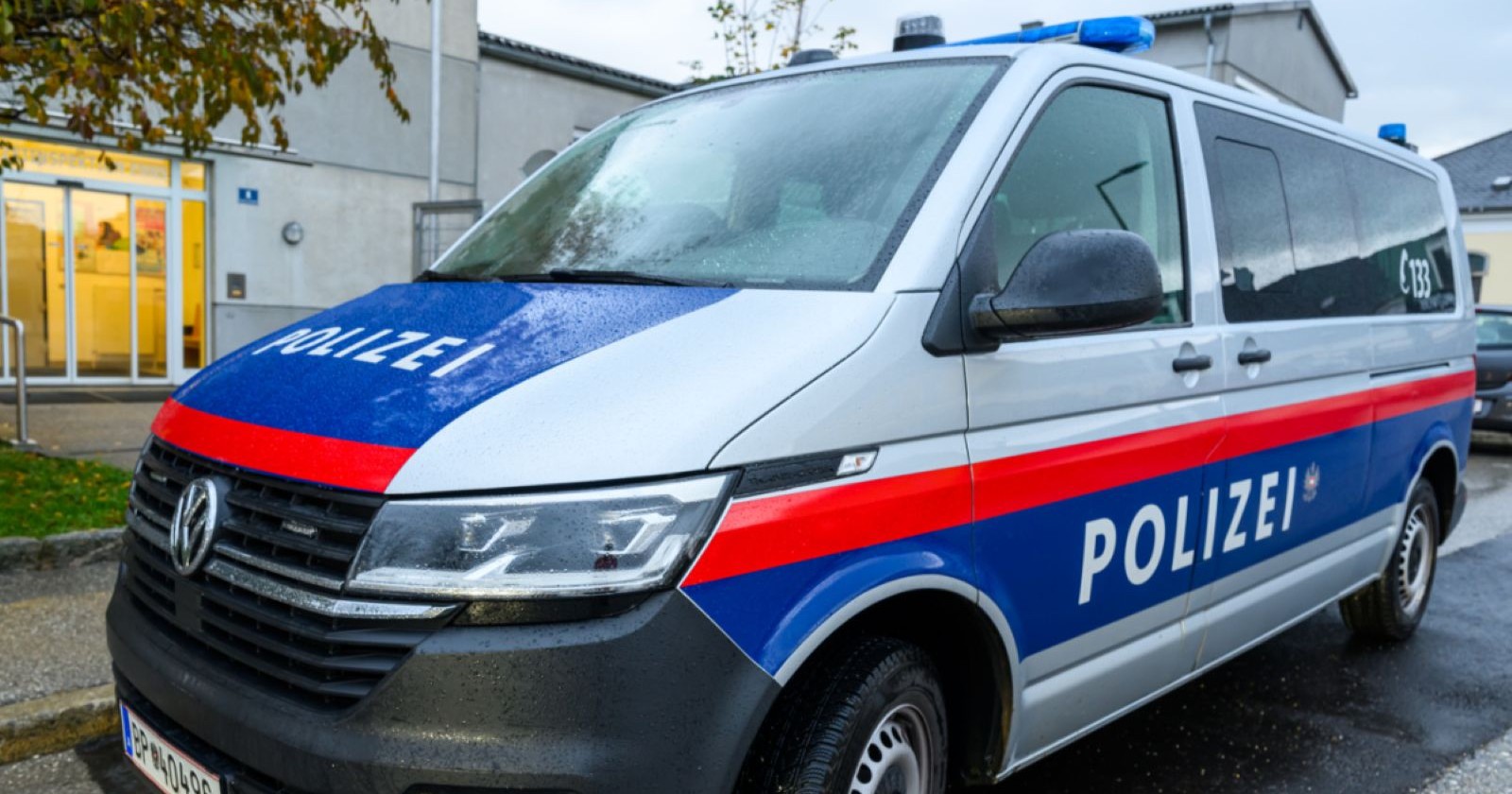 Polizeiwagen der Firma Volkswagen in einer Wiener Gasse