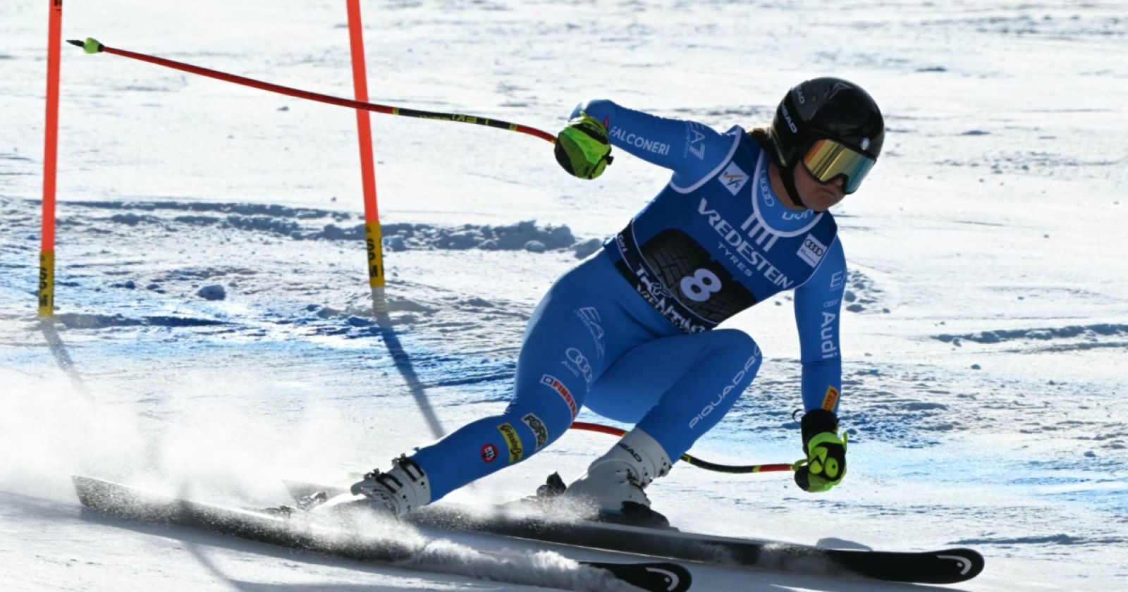 Laura Pirovano auf der Pise während der Damen-Abfahrt in Val di Fassa