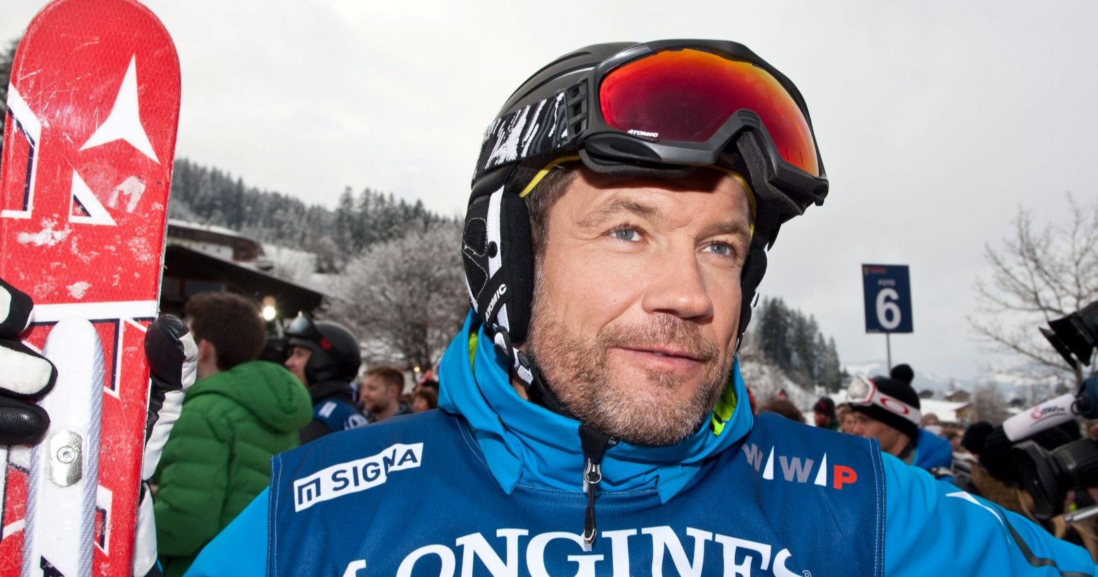 Armin Assinger im Skisport als Kommentator mit Skibrille und Ski bei einem Event im Schnee
