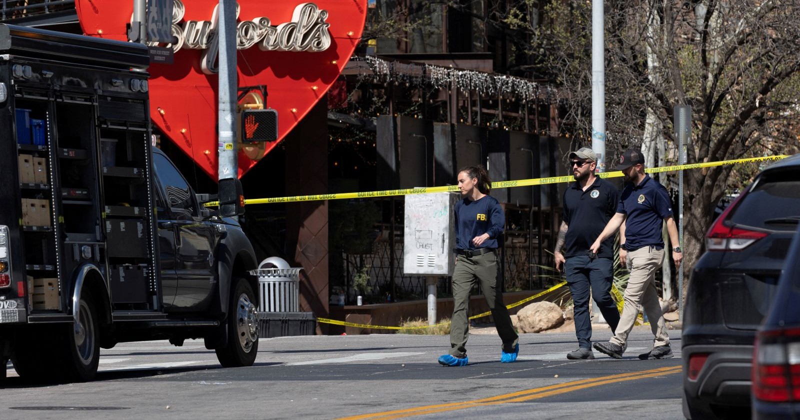 Zahlreiche Polizeiwagen mit Blaulicht sperren ein Ausgehviertel in Austin, USA, nach tödlichen Schüssen ab