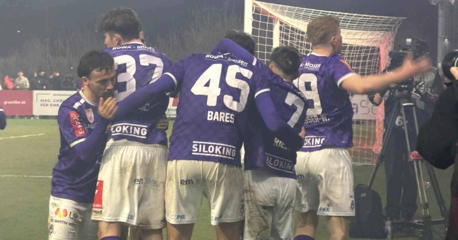 Spieler von Austria Salzburg feiern nach dem 1:0 vor der Fankurve.