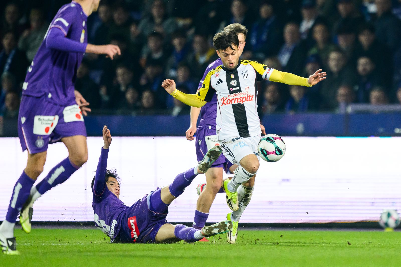 Sascha Horvath vom LASK im Zweikampf mit Kang-Hee-Lee von Austria Wien während des Matches der österreichischen Bundesliga