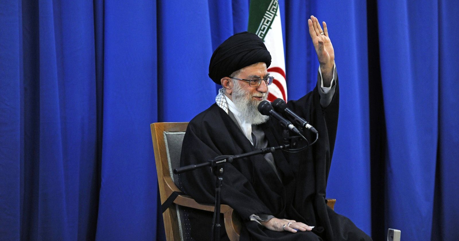 Portrait von Ayatollah Ali Chamenei, dem verstorbenen geistlichen Oberhaupt des Iran, während einer offiziellen Ansprache in Teheran