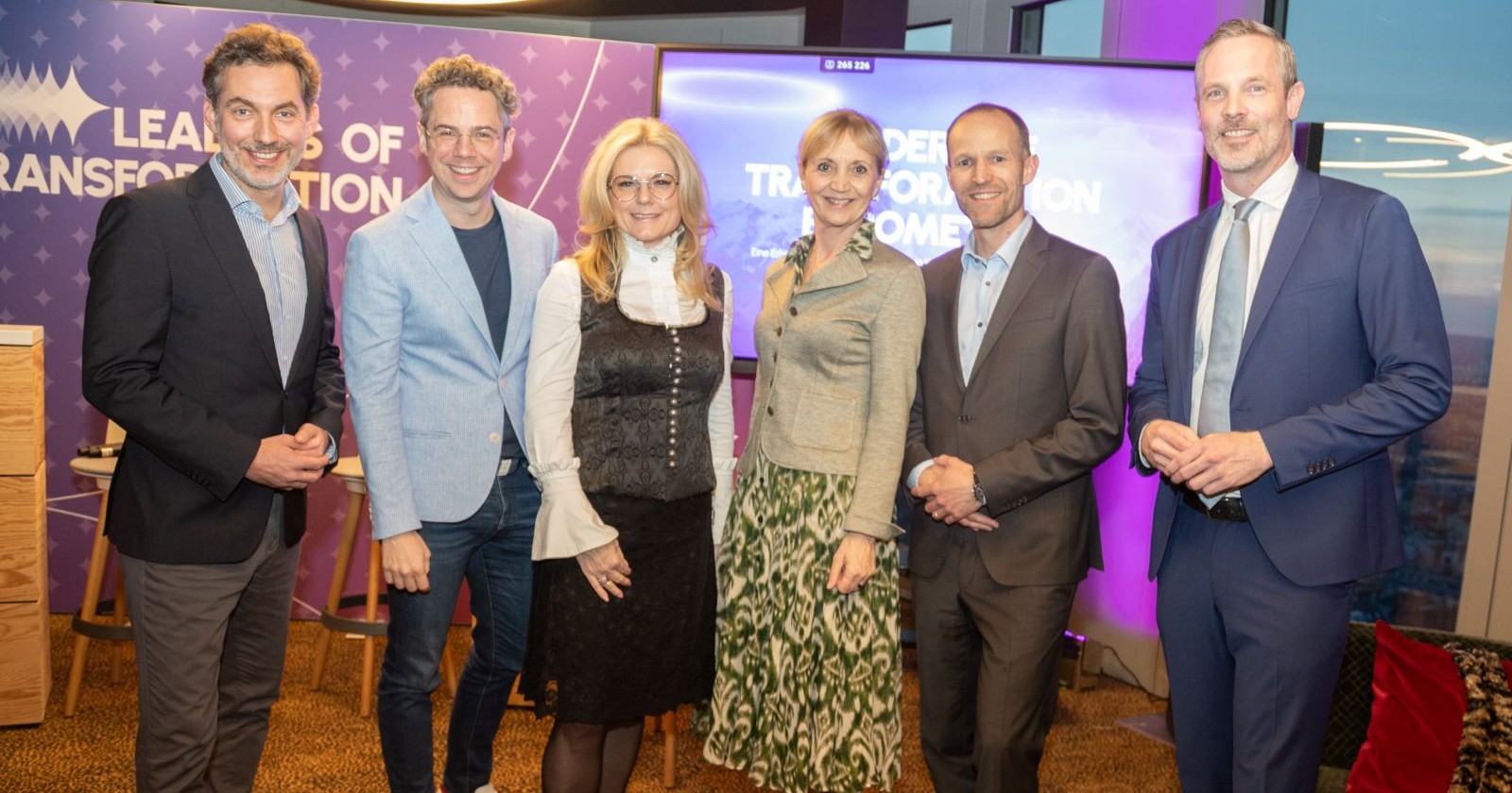Sechs Personen beim Leaders of Transformation-Barometer