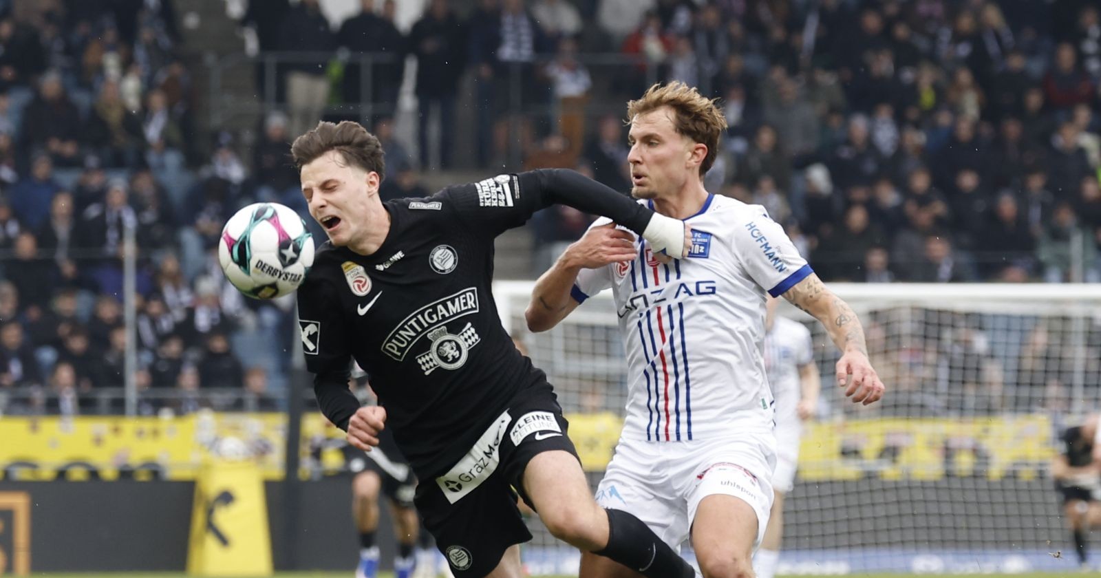 Belmin Beganovic (Sturm Graz /links) und Alexander Briedl (Blau Weiss Linz) während der Admiral Bundesliga- Begegnung