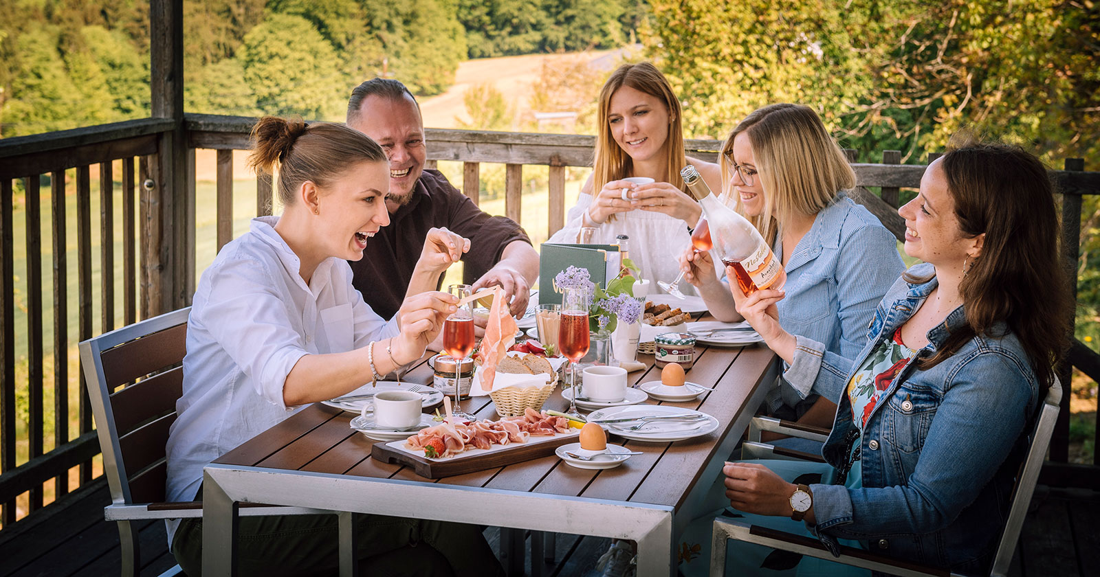 Freundesgruppe im Vulkanland beim Schinkenessen| Credit: Bernhard Bergmann