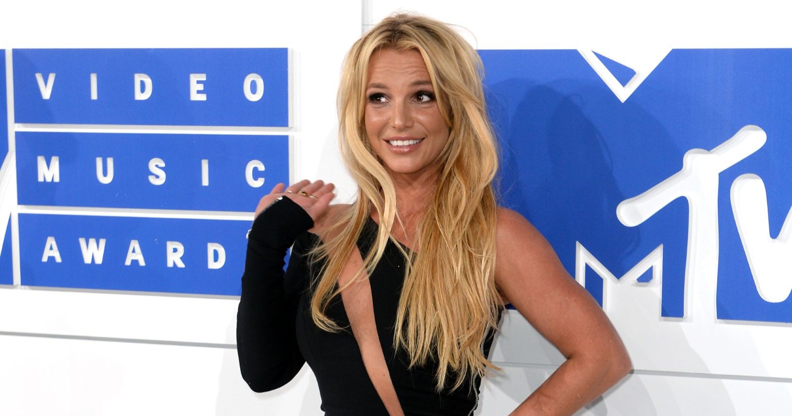 Britney Spears lächelt/ Britney Spears verhaftet: Popstar in Kalifornien festgenommen