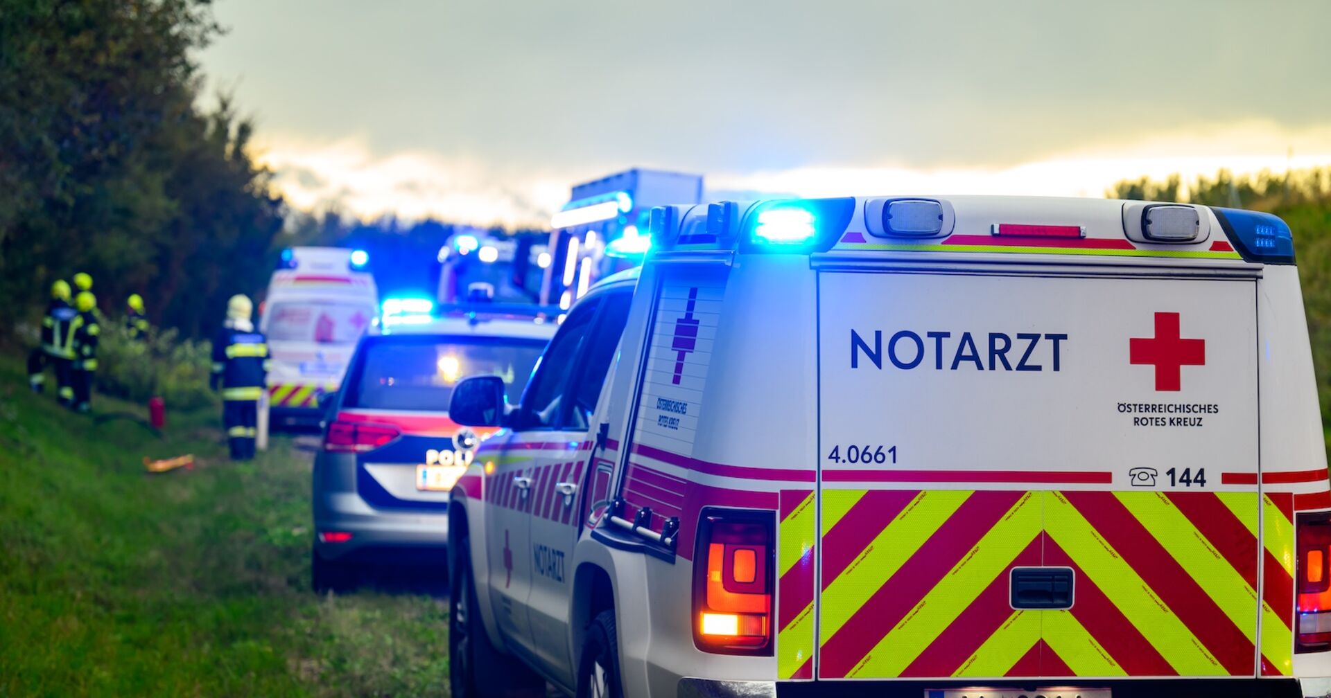 Ansicht von Rettungswägen und Polizei