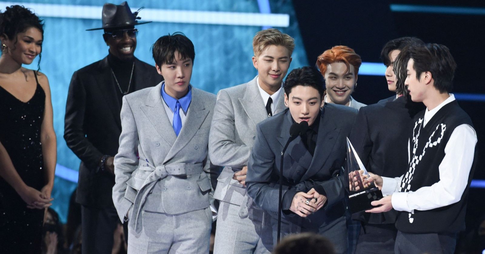 BTS bei Preisverleihung auf der Bühne – K-Pop-Band beim Comeback 2026 und ARIRANG Tour im Fokus