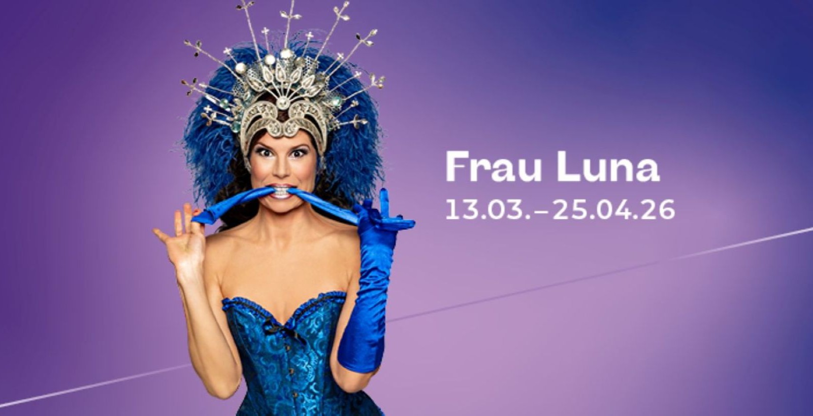 Operette „Frau Luna“ an der Bühne Baden: Darstellerin in blauem Kostüm mit auffälligem Kopfschmuck vor violettem Hintergrund,