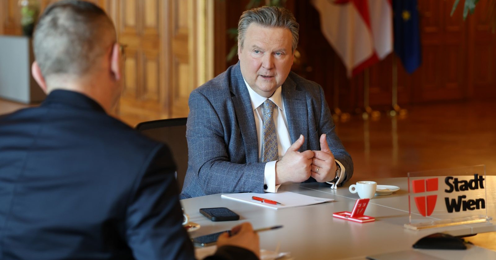 Bürgermeister Michael Ludwig spricht mit Redakteur