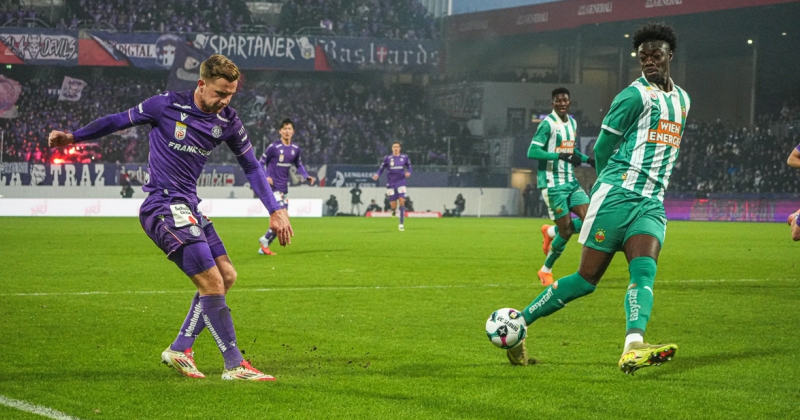 348. Wiener Derby: Johannes Eggestein mit Serge Philippe Raux Yao.