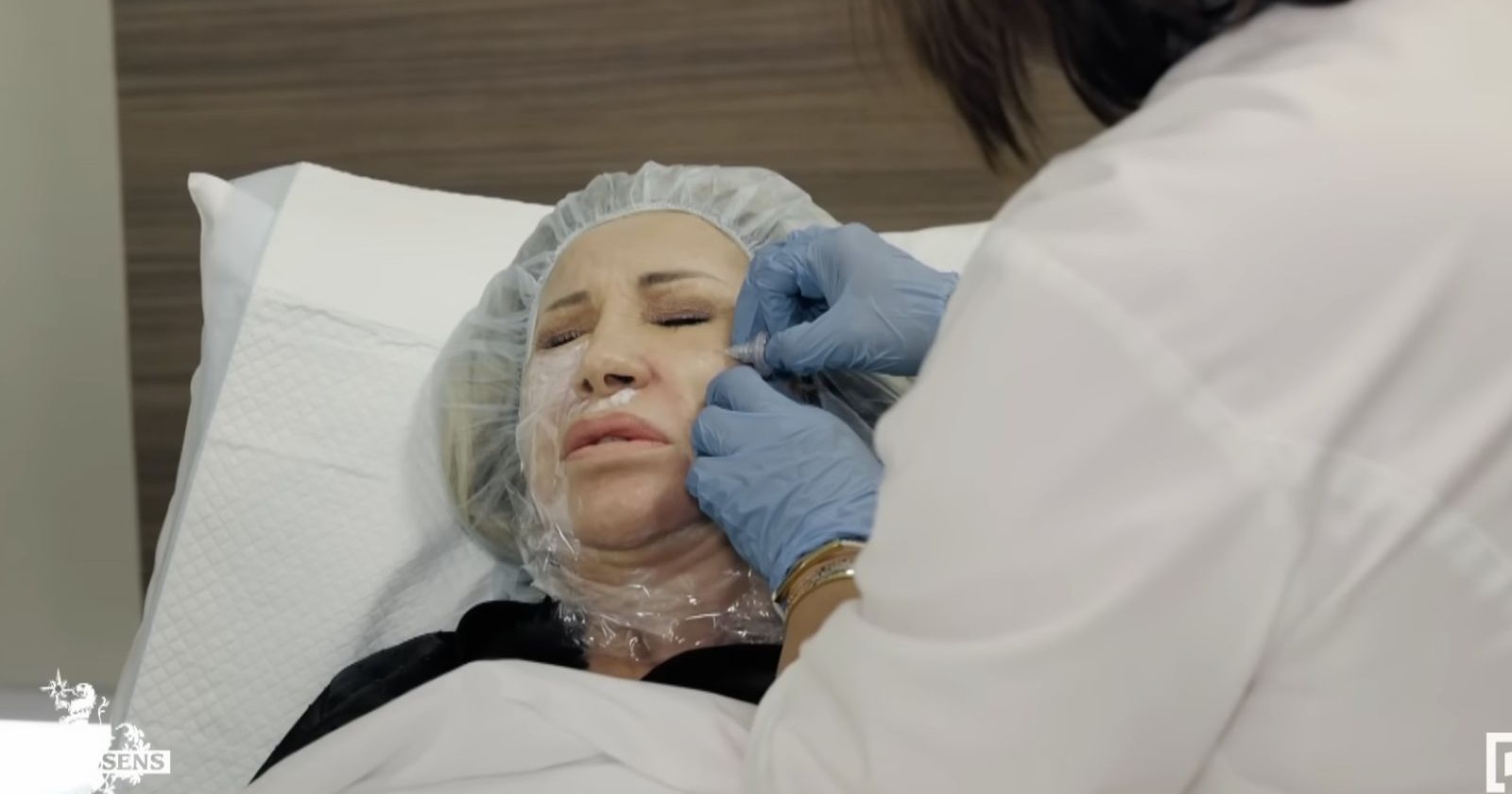 Carmen Geiss bei einer Schönheits-OP in der Klinik: Kurz zuvor kam es zum Zusammenbruch während der Behandlung in Abu Dhabi.