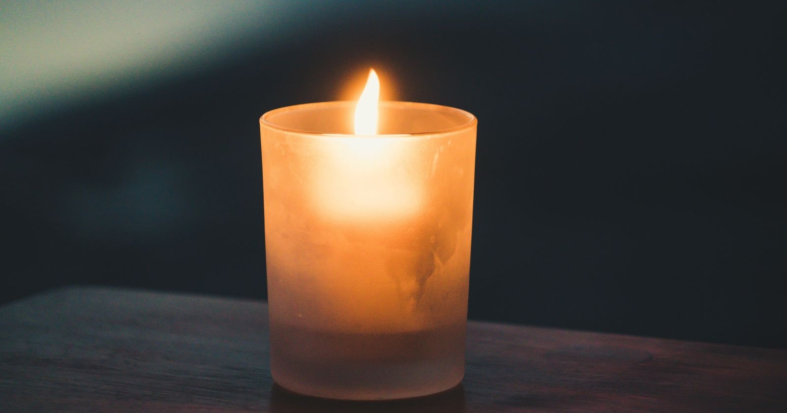 Brennende Kerze als Symbol der Trauer nach dem Tod von „Supernatural“-Schauspielerin Carrie Anne Fleming