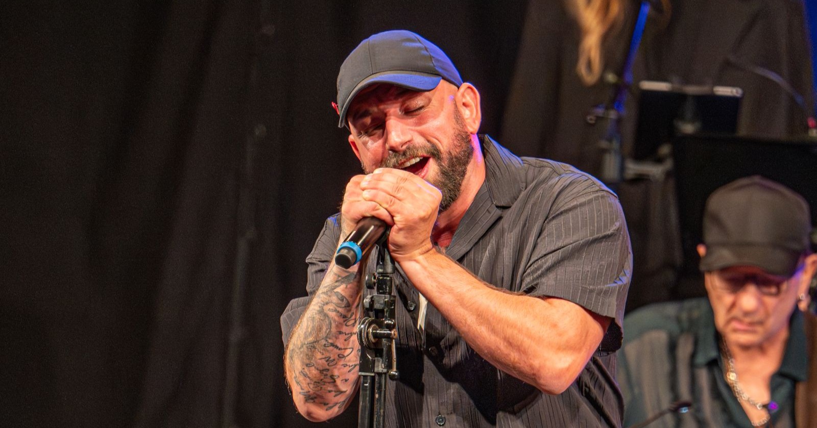 Christopher Seiler singt bei einem Konzert – Musiker steht nach Vorwürfen, abgesagtem Album und gestrichenen Auftritten unter Druck