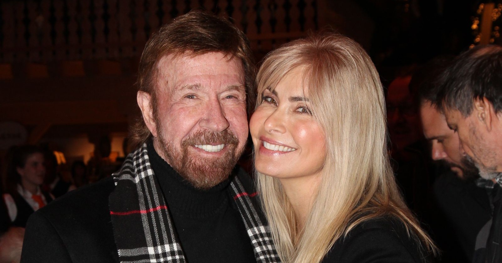 Chuck Norris mit Ehefrau Gena O’Kelley lächelnd bei einem öffentlichen Auftritt