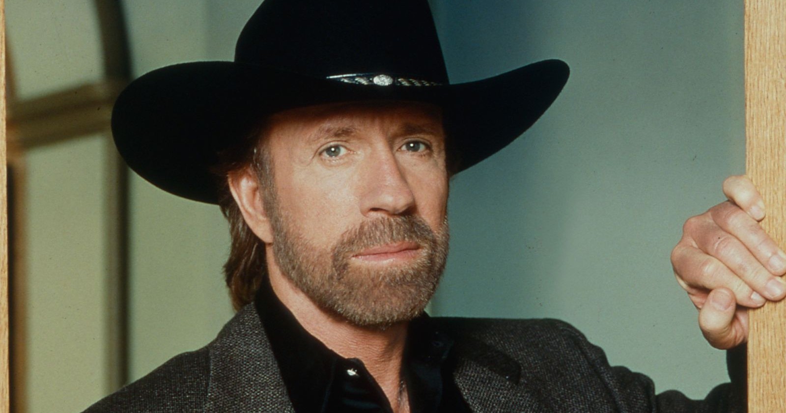 Chuck Norris, Action-Star und Hollywood-Legende, mit Cowboyhut – der 86-Jährige wurde nach einem medizinischen Notfall auf Hawaii ins Krankenhaus eingeliefert