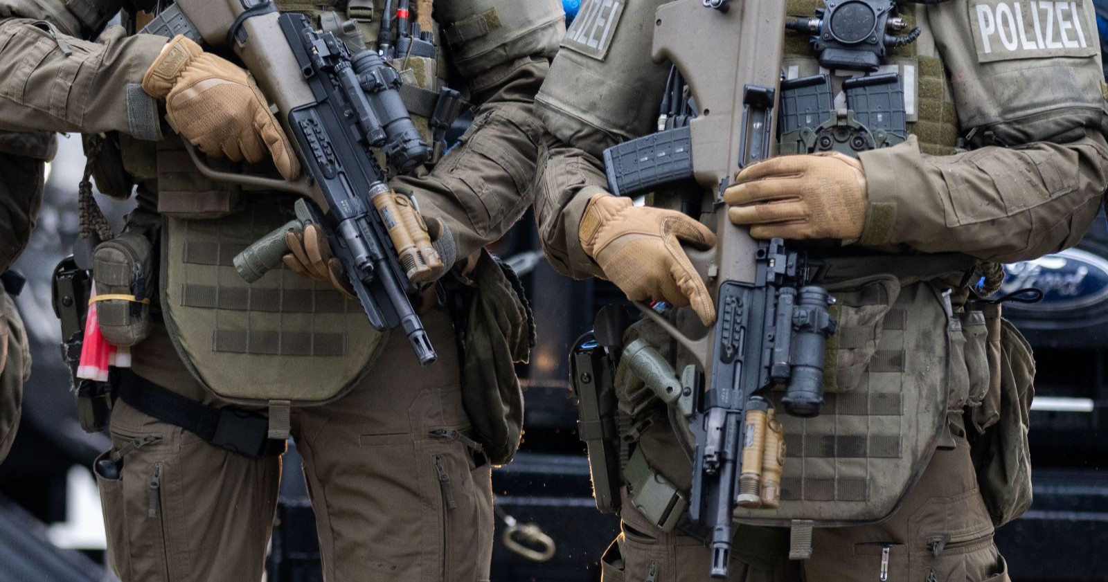 Spezialeinheit Cobra mit Sturmgewehren bei Polizeieinsatz – Themenbild Cobra Einsatz Krankenhaus Tirol im Zusammenhang mit bewaffnetem Mann im Krankenhaus St. Johann.