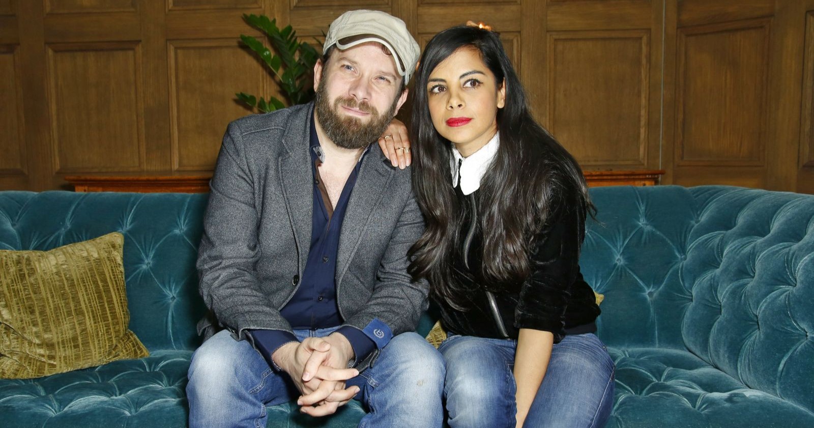 Christian Ulmen und Collien Fernandes sitzen gemeinsam auf einem Sofa – Szene aus der Serie „Jerks“ von ProSieben/ProSieben löscht Jerks