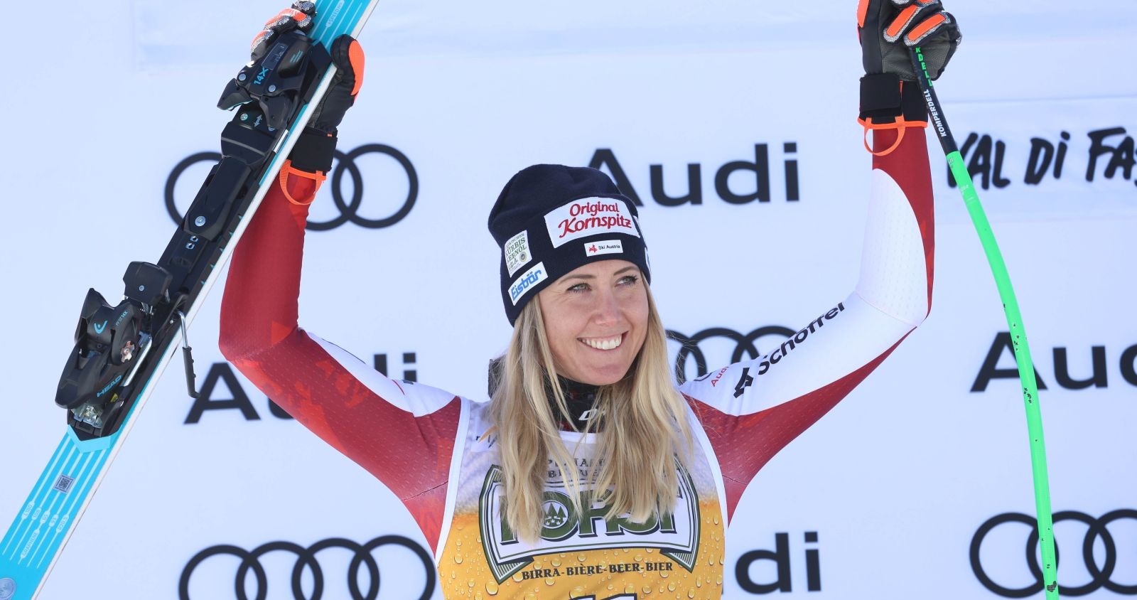 Cornelia Hütter bei der Damen Abfahrt Val di Fassa mit erhobenen Skiern im Zielraum nach Platz zwei im Ski-Weltcup.