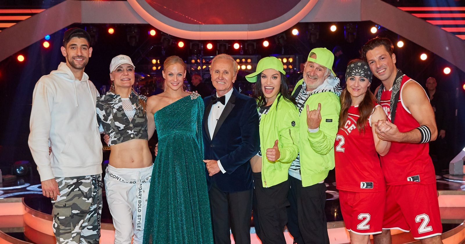 Dancing Stars Profitänzer und Prominente auf der Bühne – Dimitar Stefanin im TV-Studio vor Start seiner Tanzschule in Wien