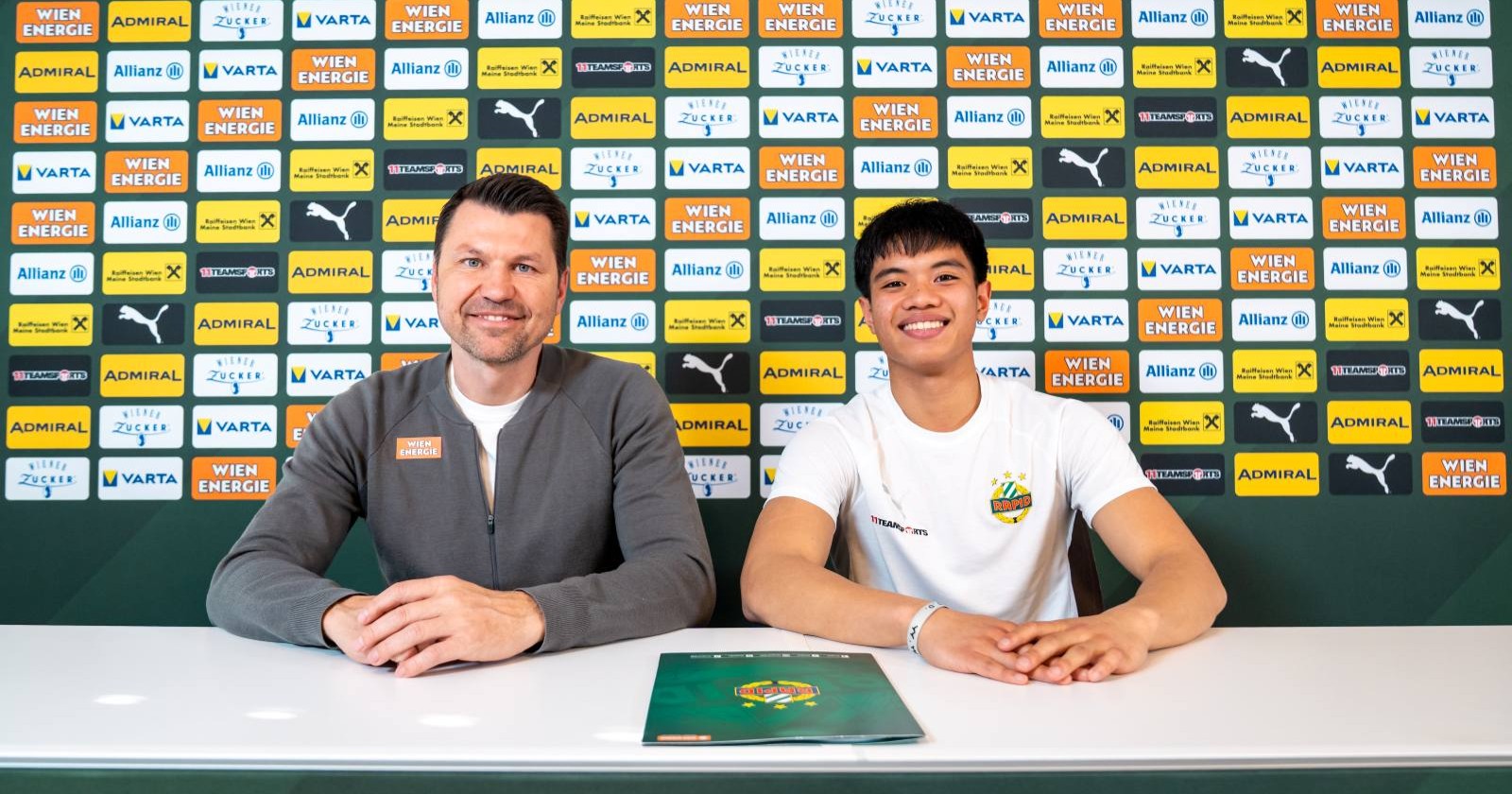 Daniel Mahiya bei der Unterzeichnung für seinen neuen Vertrag beim SK Rapid