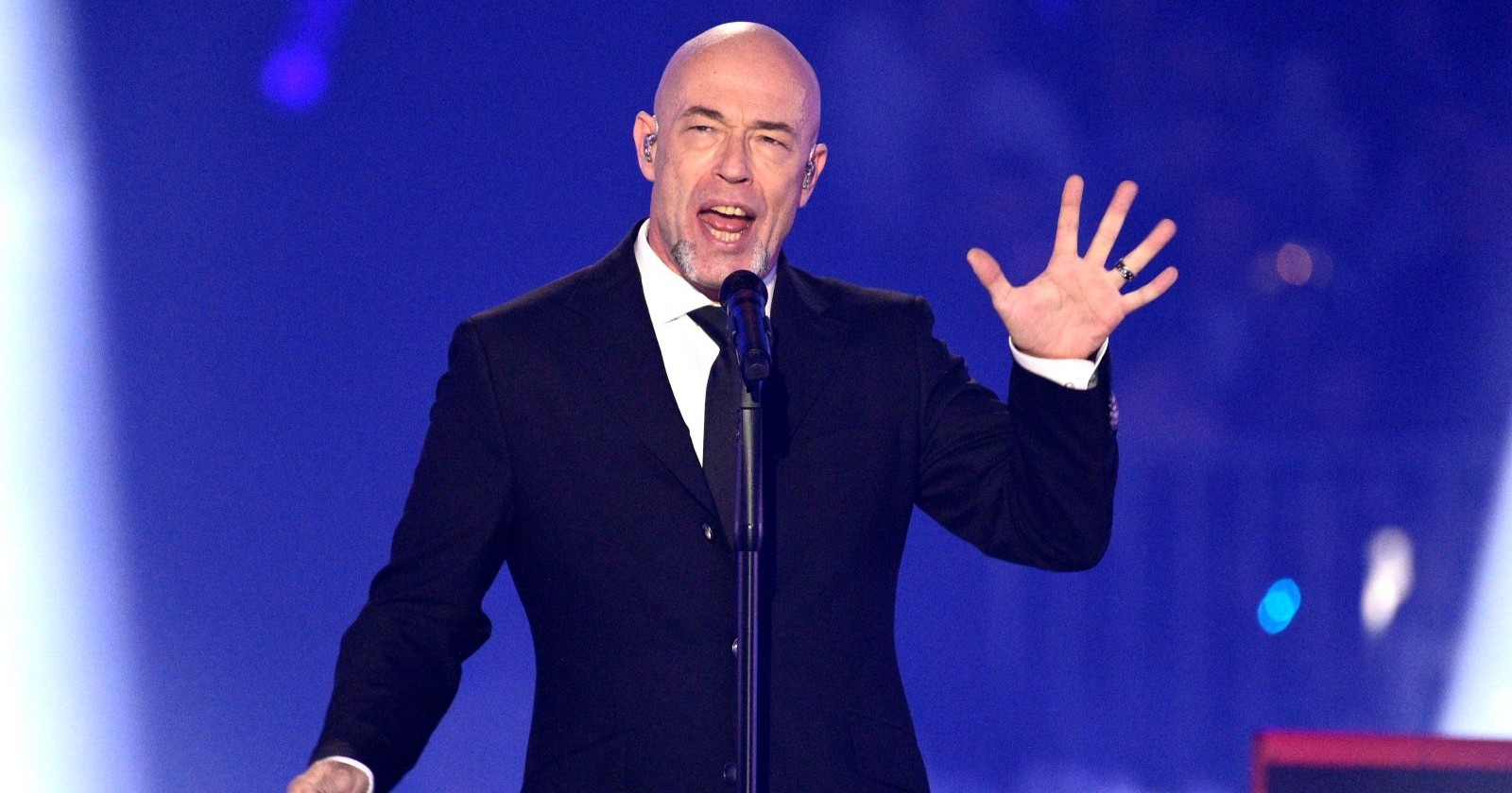 Unheilig-Sänger "Der Graf" auf der Bühne während eines Konzerts im Zuge des Unheilig-Comebacks zum Album „Liebe Glaube Monster“