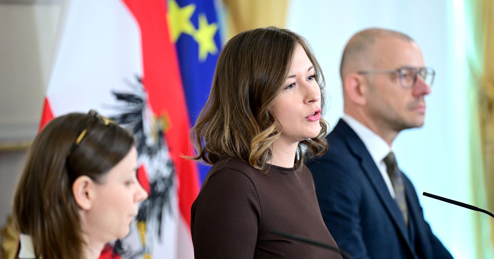 Integrationsministerin Claudia Bauer bei Pressekonferenz zur Deutschkurs-Reform mit Dialektpflicht und verpflichtenden Hausübungen in Österreich
