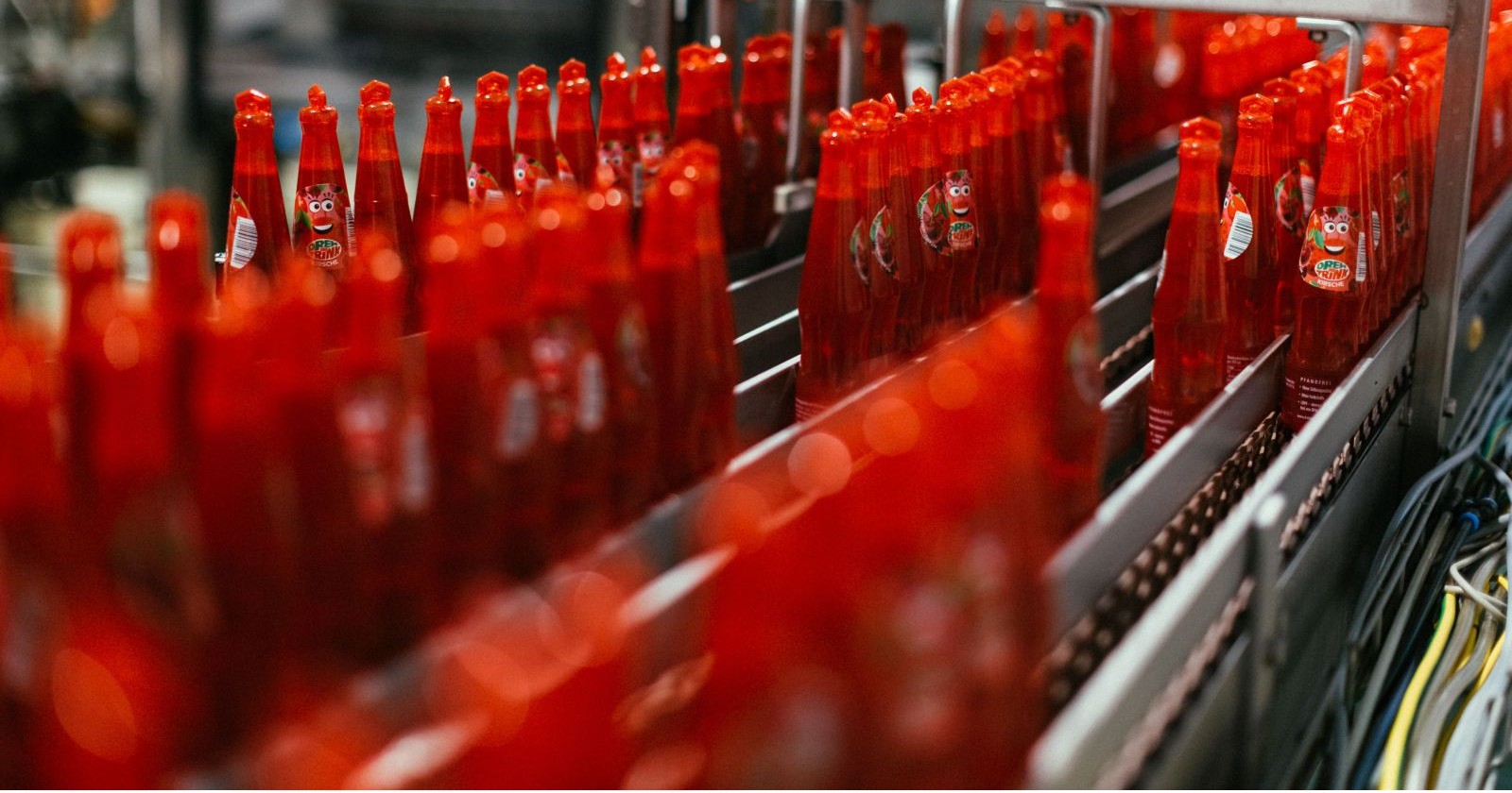 Die bunten Flaschen von Dreh und Trink in der Produktion