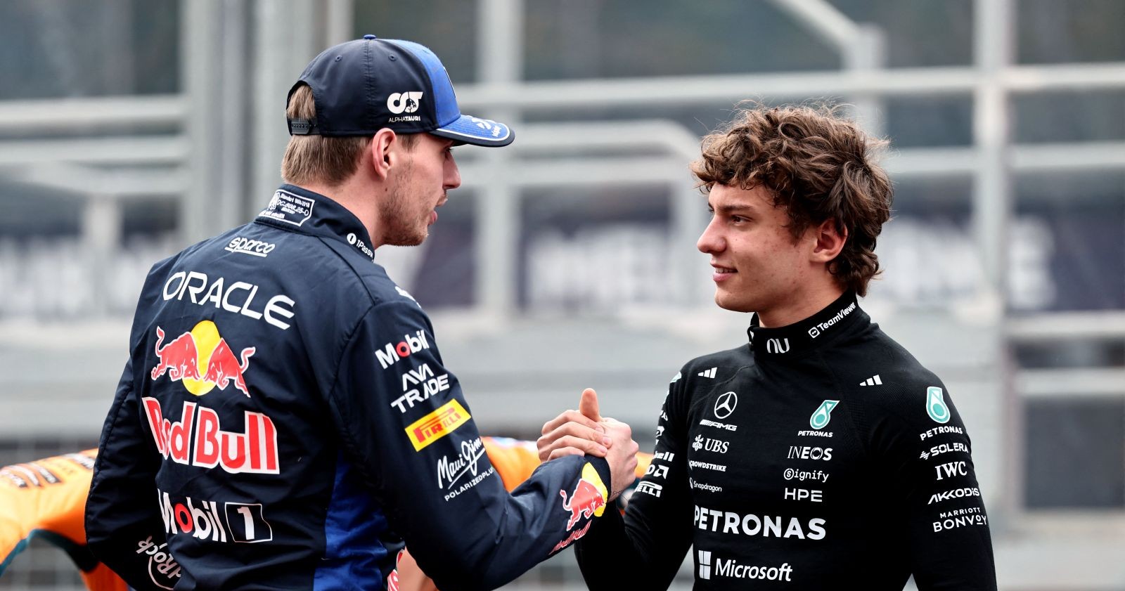 Formel-1-Fahrer Max Verstappen, Driver of the Day, und Kimi Antonelli sprechen nach dem Grand Prix von Melbourne miteinander.