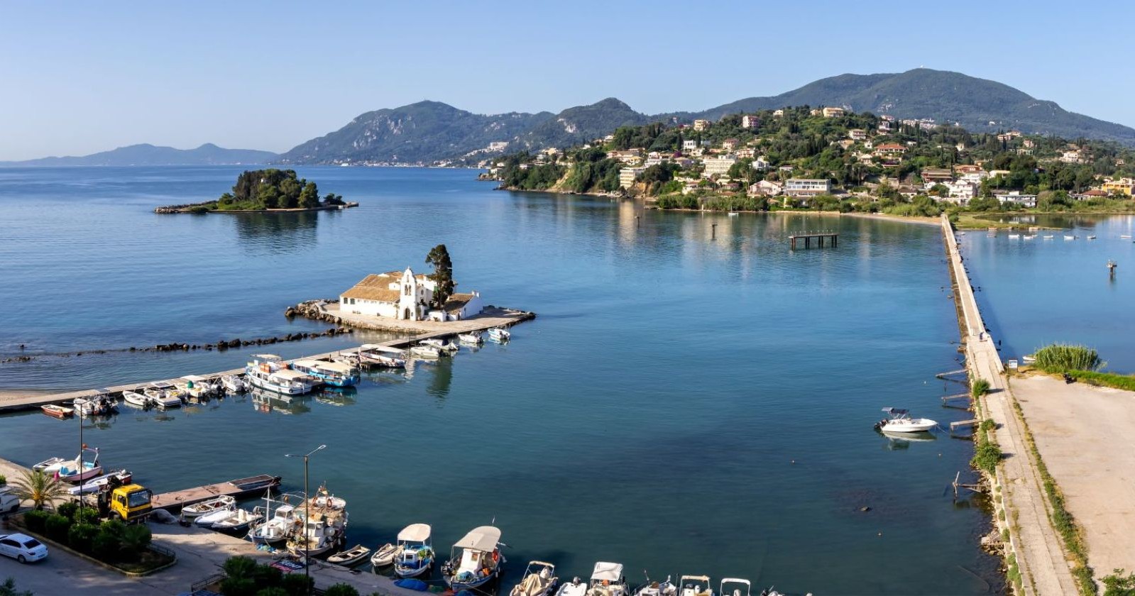 Erdbeben Korfu: Blick auf die Küste der griechischen Insel mit Kirche und Hafen – die Urlaubsregion war vom starken Beben in Nordwestgriechenland betroffen.
