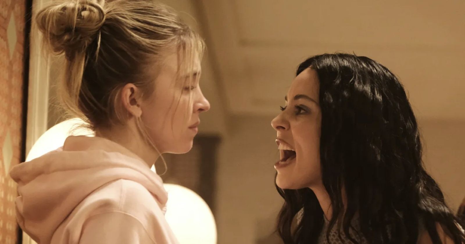 Cassie und Maddie streiten in "Euphoria"/ Sharon Stone wird in der neuen "Euphoria"-Staffel zu sehen sein.