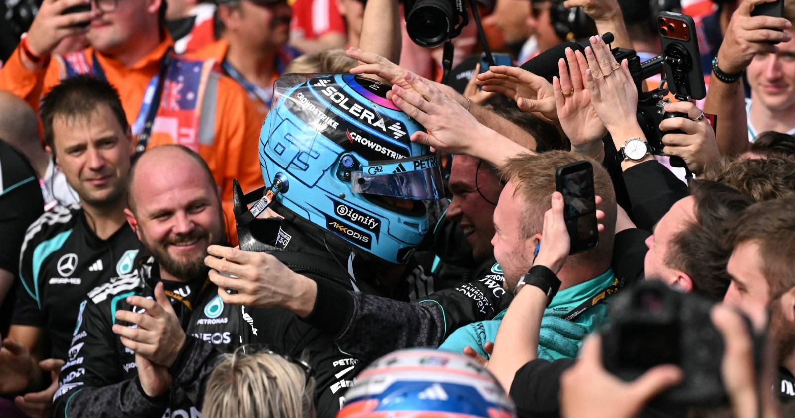 George Russell wird nach seinem Sieg beim Formel-1-Grand-Prix in Melbourne von Mercedes-Mechanikern und Fans gefeiert.