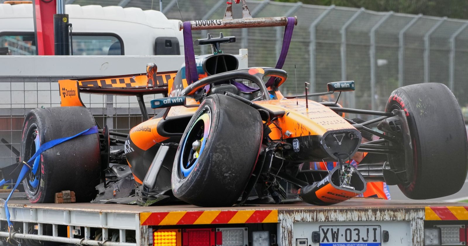 Beschädigter McLaren von Formel-1-Fahrer Oscar Piastri nach Unfall vor dem Start des Australien GP 2026 in Melbourne auf Abschleppwagen.