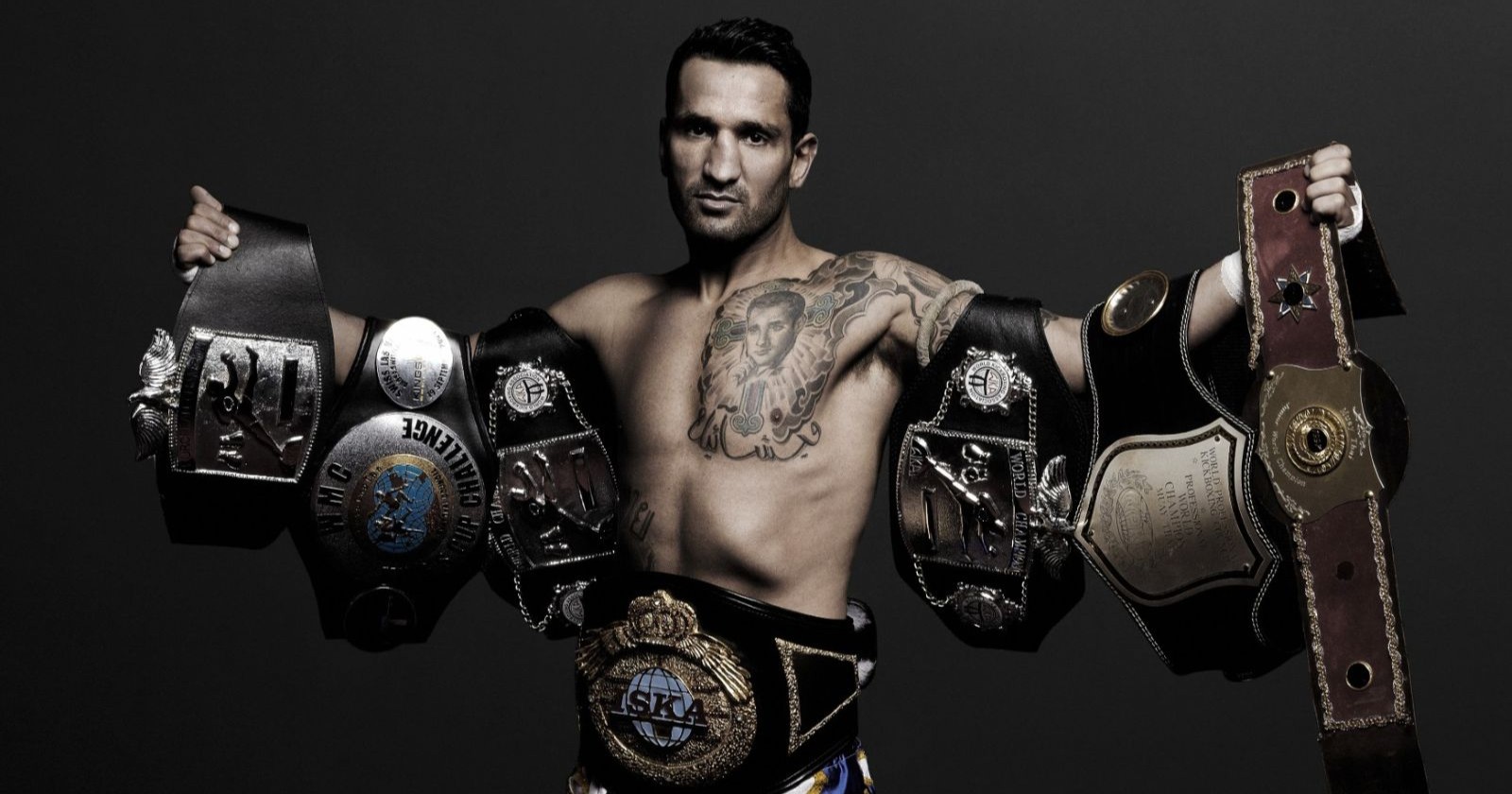 Fadi Merza mit mehreren Weltmeister-Gürteln aus dem Thaiboxen und Kampfsport bei seinem Comeback vor dem XCC-Titelkampf in Wien