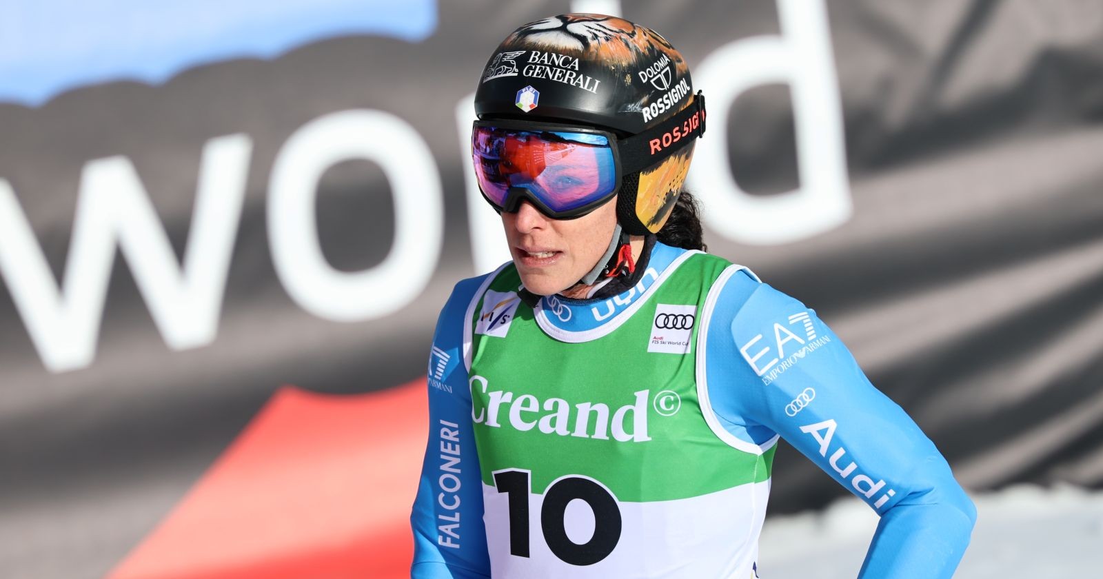 Federica Brignone blickt nachdenklich in die Kamera bei einem Weltcup-Rennen in Soldeu