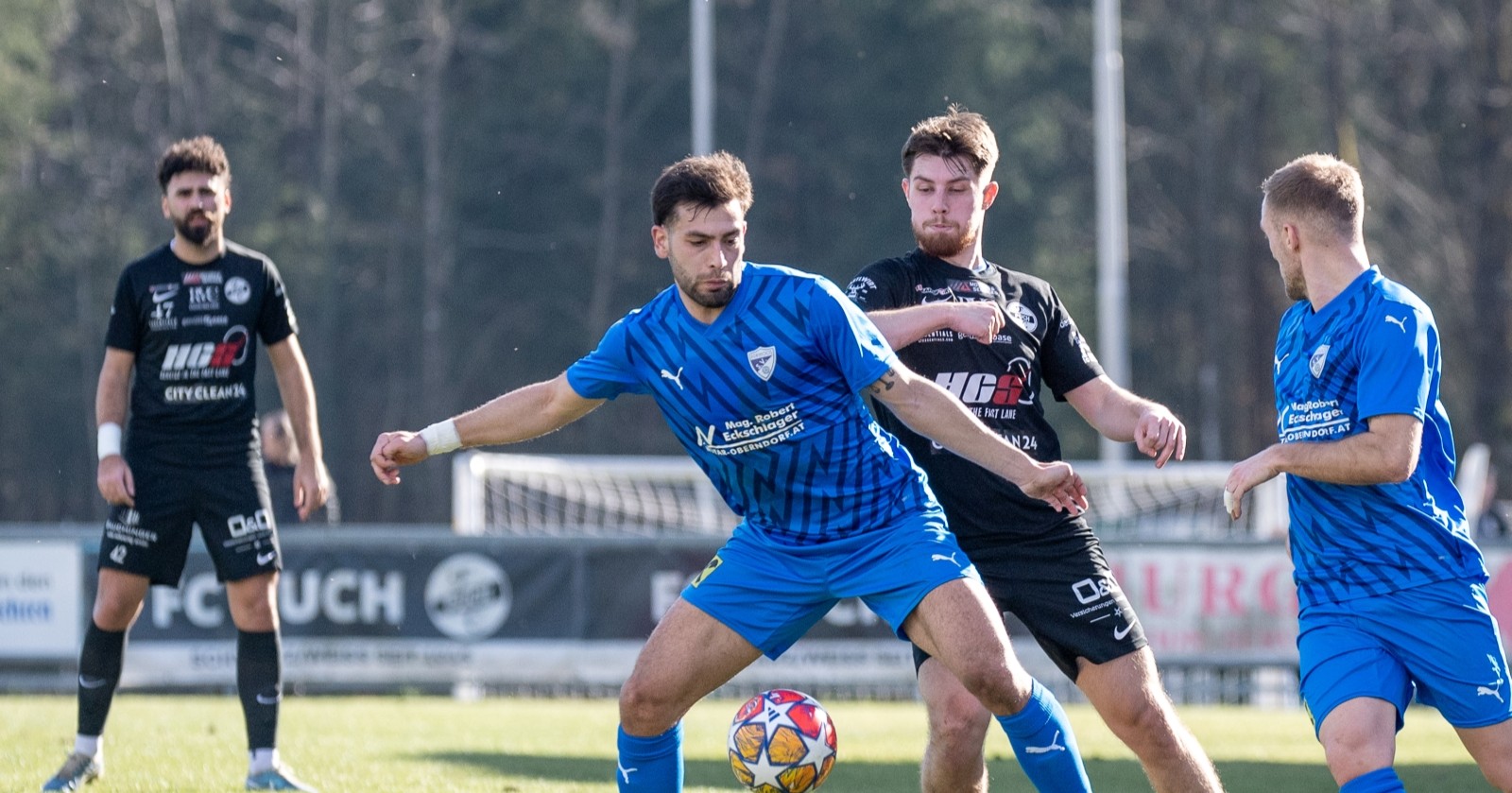 Salzburger Liga: Spieler vom FC Puch und SV Bürmoos im Duell.