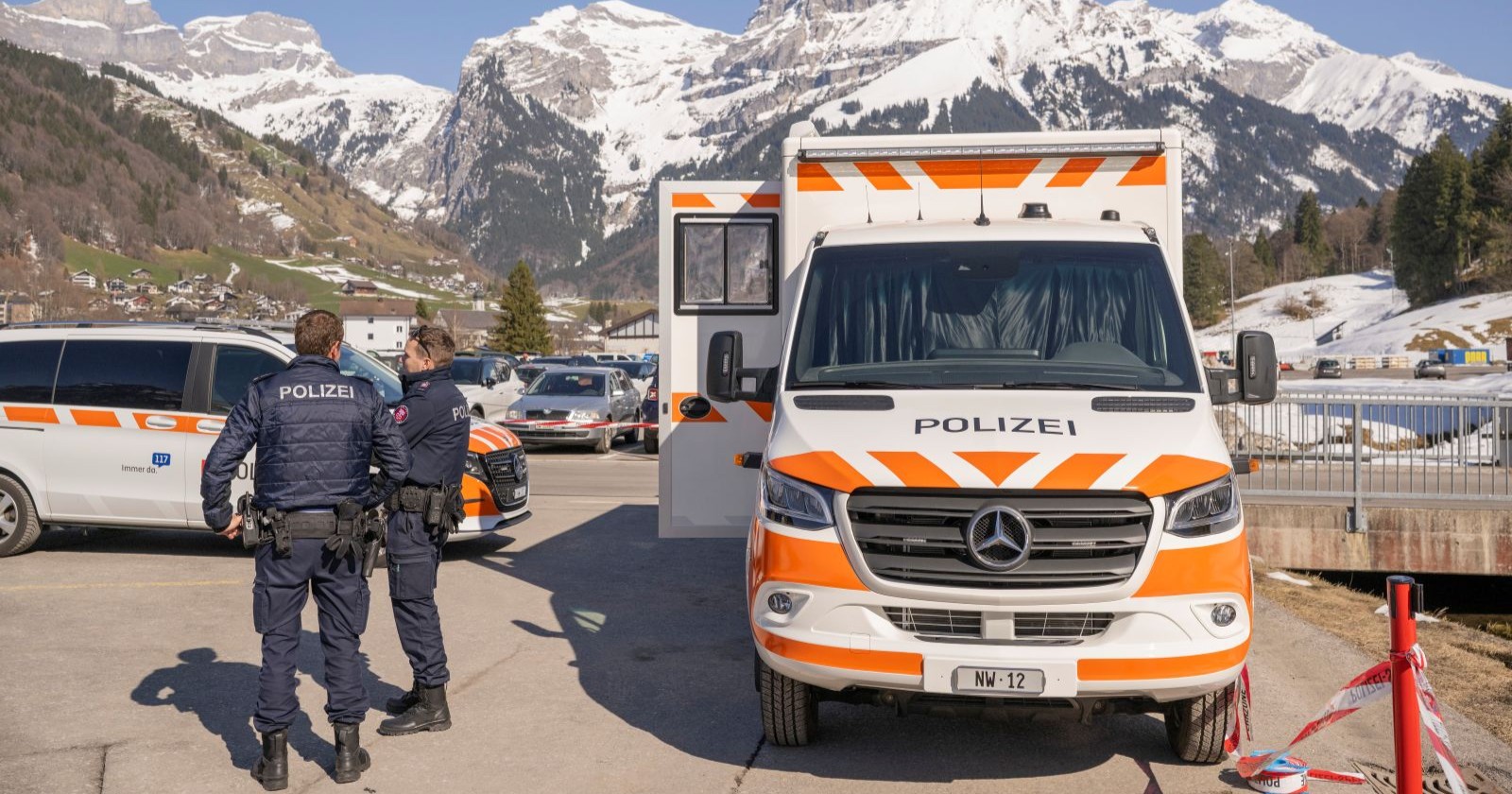 Polizei und Einsatzfahrzeug im Skigebiet Engelberg-Titlis nachdem eine Gondel abgestürzt ist in der Schweiz
