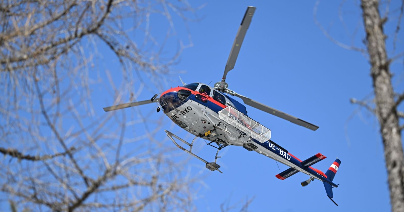 Hubschrauber kreist über Waldgebiet