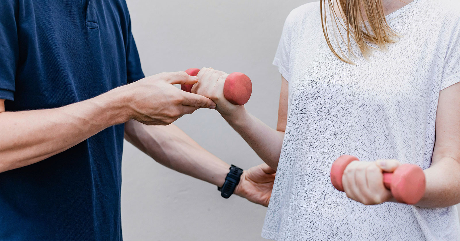 Junge Frau mit Hanteltraining | Credit: Cardiomed Linz