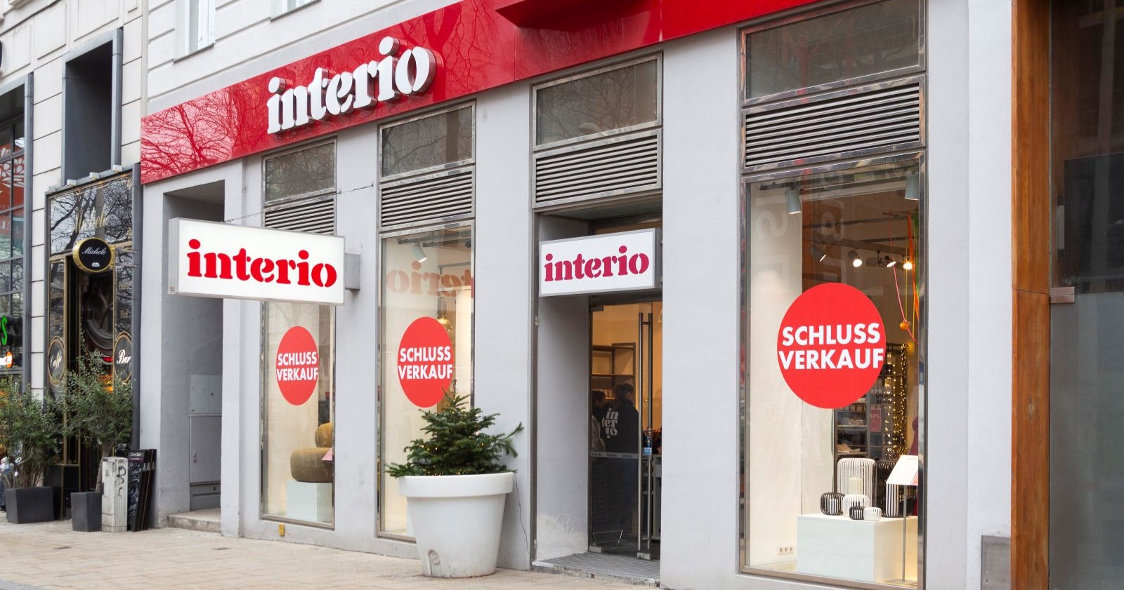 Filiale des Möbelhauses Interio mit Schlussverkauf-Schildern im Schaufenster nach erneuter Insolvenz der Möbelkette.