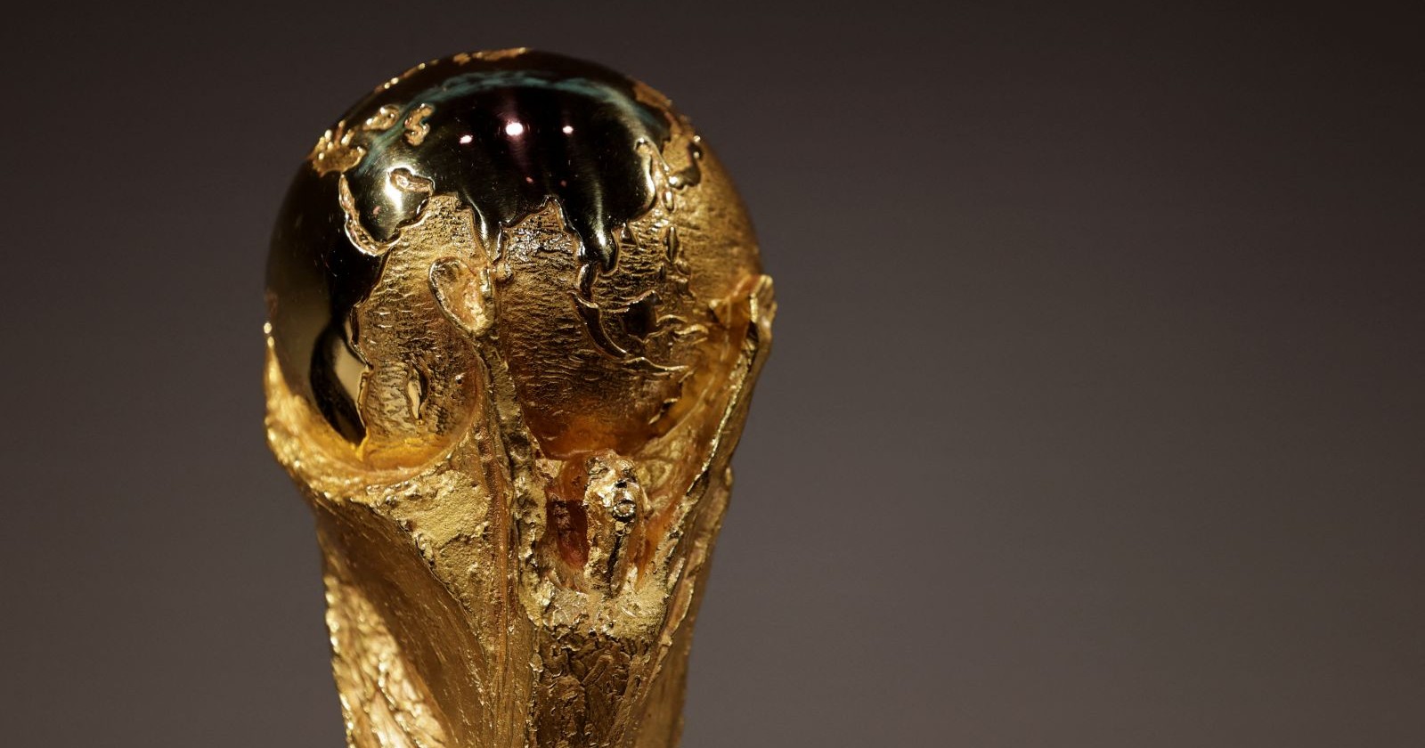 WM-Pokal der FIFA-Fußball-Weltmeisterschaft, ausgestellt in Washington D.C (USA).