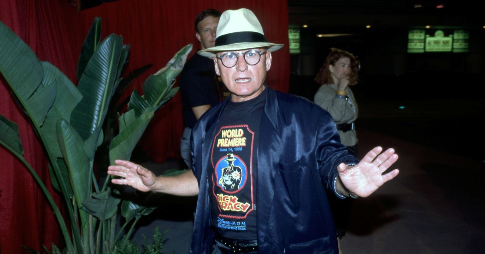 Ein Mann mit Hut blickt überrascht in die Kamera